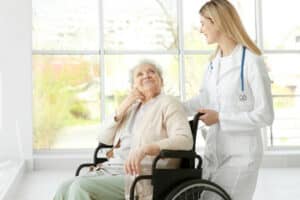 infermiera assiste una donna anziana in rsa